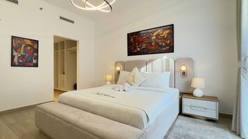 2 soverom, skrivebord, strykejern/-brett og reiseseng for barn