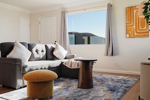 Family Apartment, 2 Bedrooms, Kitchen, Mountain View | Living area