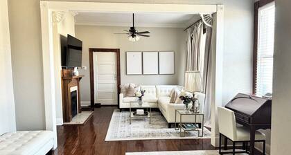 Charming Spanish Town Chalet centrally located for Baton Rouge food and fun