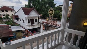 Un balcón con vistas a un edificio con un letrero que dice "Chunlingongbang".