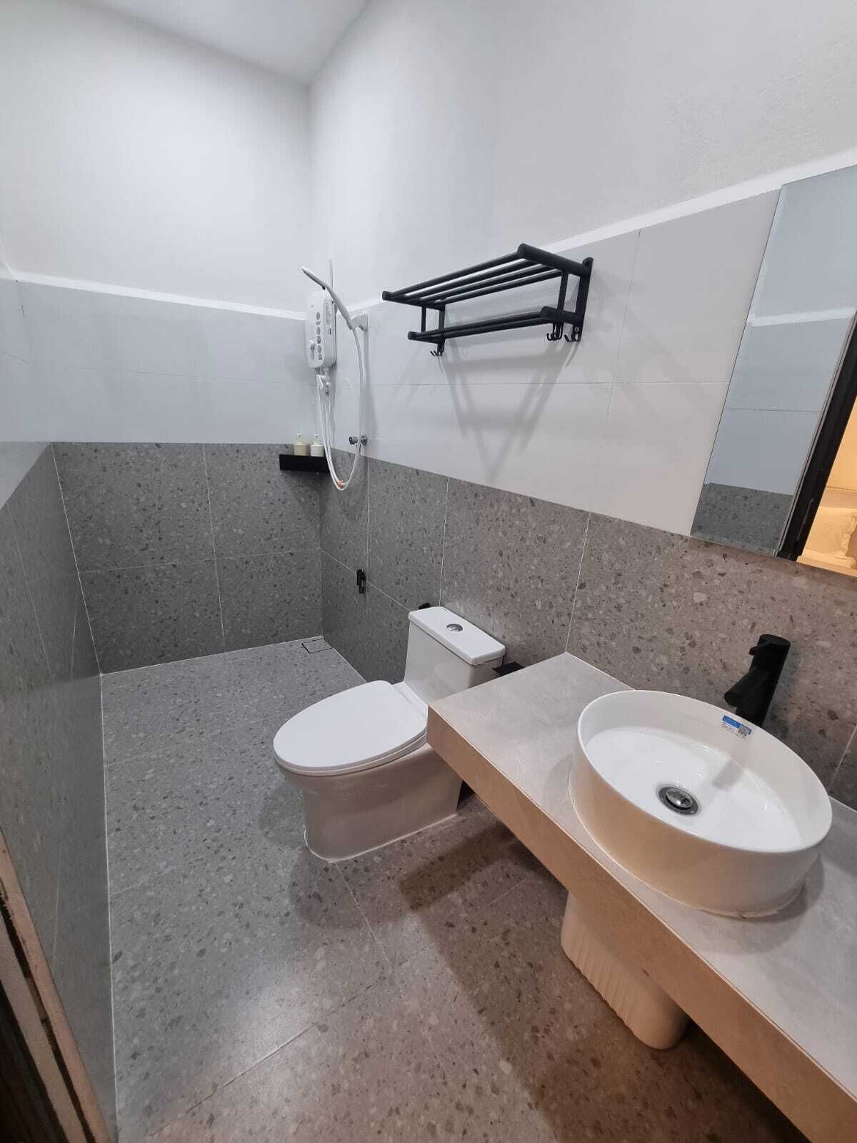 Klassieke tweepersoonskamer | Badkamer | Een douche, een haardroger, handdoeken, zeep