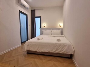 Deluxe Double Room | Free WiFi, bed sheets - Lunar Hostel (Vientiane)
