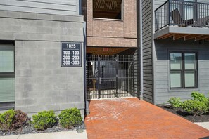 Un edificio moderno con fachada de ladrillo y puerta metálica.