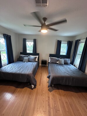 3 makuuhuonetta, työpöytä, silitysrauta/-lauta, ilmainen Wi-Fi