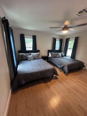 3 habitaciones, escritorio, tabla de planchar con plancha y wifi gratis 