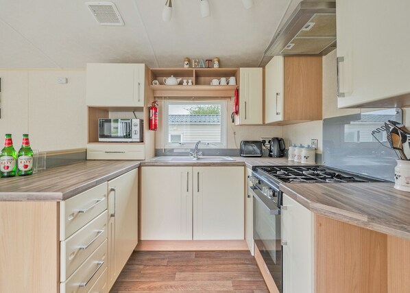 Fridge, oven, stovetop, toaster - Comfort Three Bedroom (Pet Friendly) (Cheddar,)