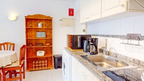 Réfrigérateur, micro-ondes, four, cafetière/bouilloire
