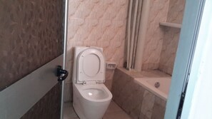 تجهيزات دش، مناشف، صابون، ورق حمّام