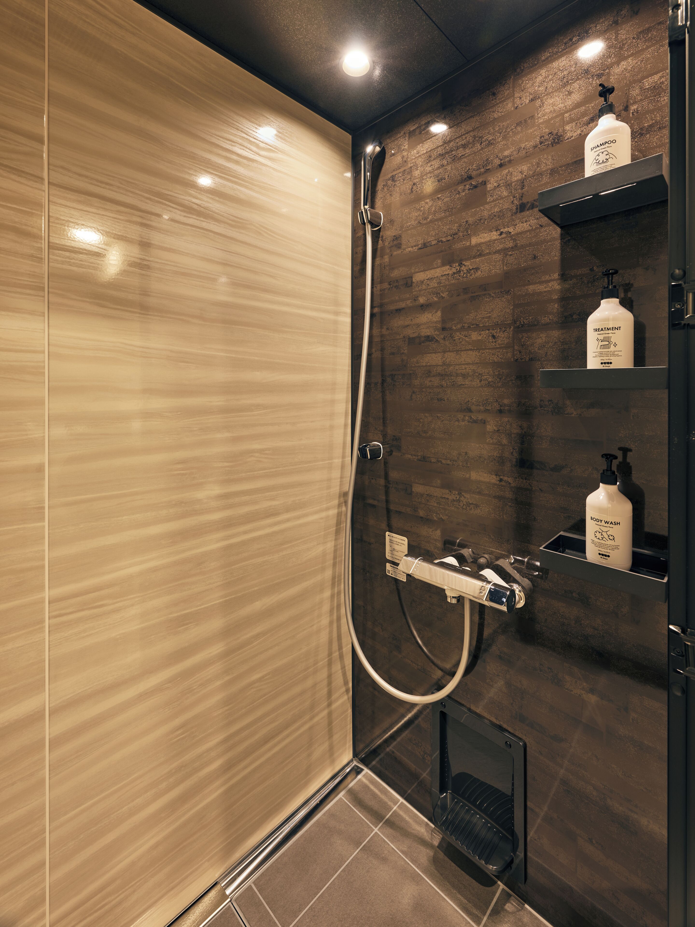 Superior-Zimmer | Badezimmer | Kostenlose Toilettenartikel, Haartrockner, Hausschuhe, Handtücher