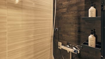 Superior-Zimmer | Badezimmer | Kostenlose Toilettenartikel, Haartrockner, Hausschuhe, Handtücher