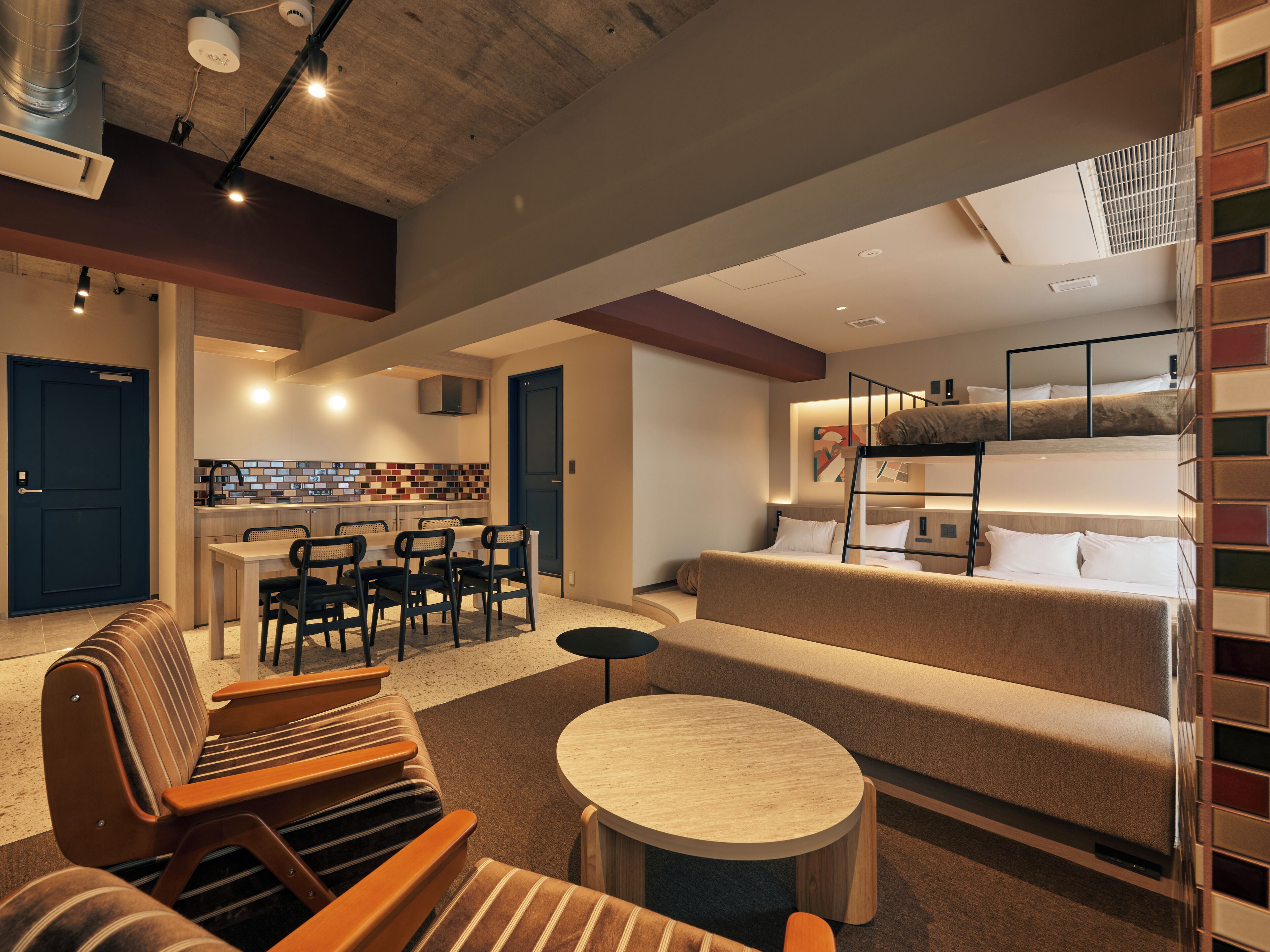 スーペリア ルーム | リビング エリア | 65 インチのスマートテレビ (デジタル放送視聴可)、Netflix、Hulu