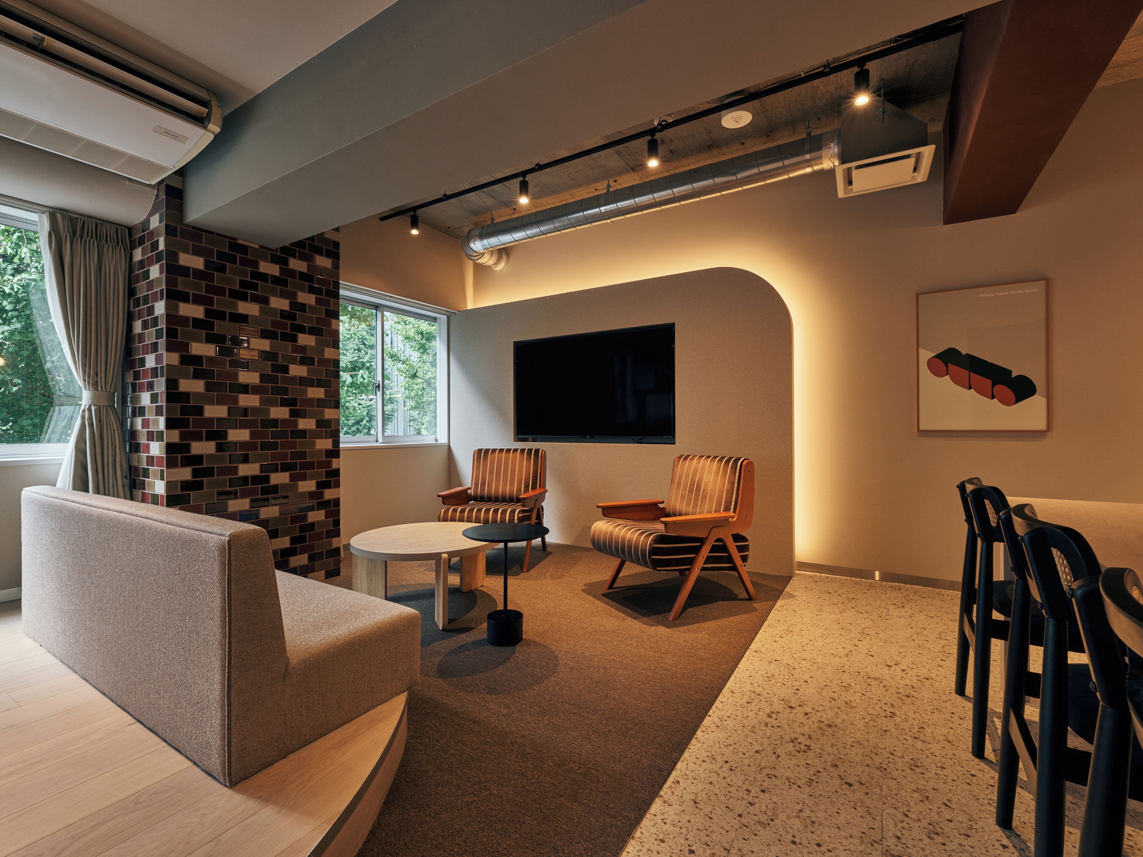 スーペリア ルーム | リビング エリア | 65 インチのスマートテレビ (デジタル放送視聴可)、Netflix、Hulu