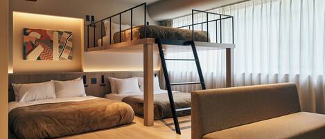 Escritorio, espacio para trabajar con laptop y cortinas blackout