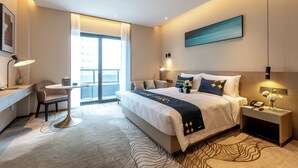 A modern hotel room with a large bed, a desk, a chair, and a view of the city. - Mulianzhuang Hotel FrontierMedicalCenter (Chengdu)