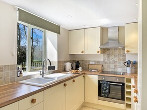 Micro-ondes, four, lave-vaisselle, chaise haute