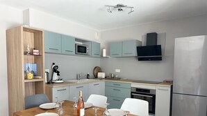 Microwave, oven, stovetop, dishwasher - Cocooning villa with jacuzzi (Le Grau-du-Roi)