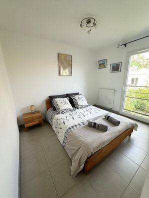 2 bedrooms, travel cot, free WiFi, bed sheets
