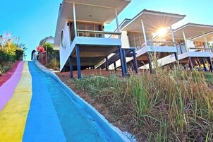 Un edificio moderno con techo plano y una galería techada.