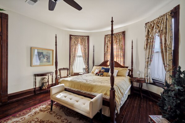 4 bedrooms, iron/ironing board, free WiFi, bed sheets