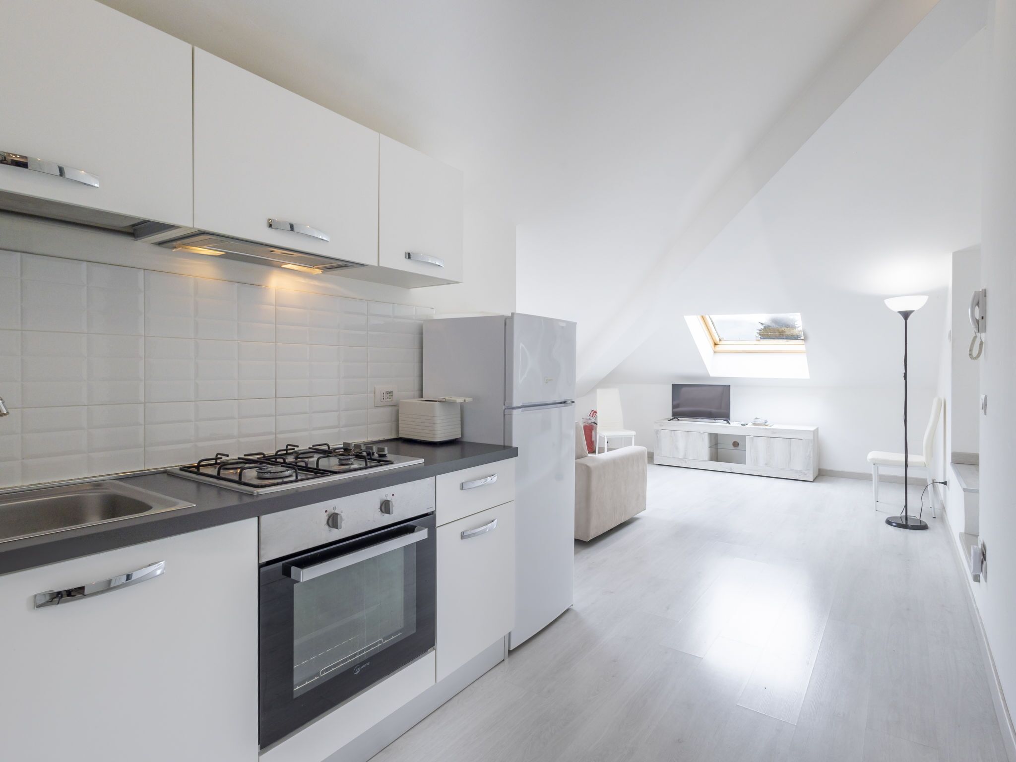 Kühlschrank, Ofen, Geschirrspüler, Kochgeschirr/Geschirr/Besteck