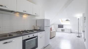 Kühlschrank, Ofen, Geschirrspüler, Kochgeschirr/Geschirr/Besteck