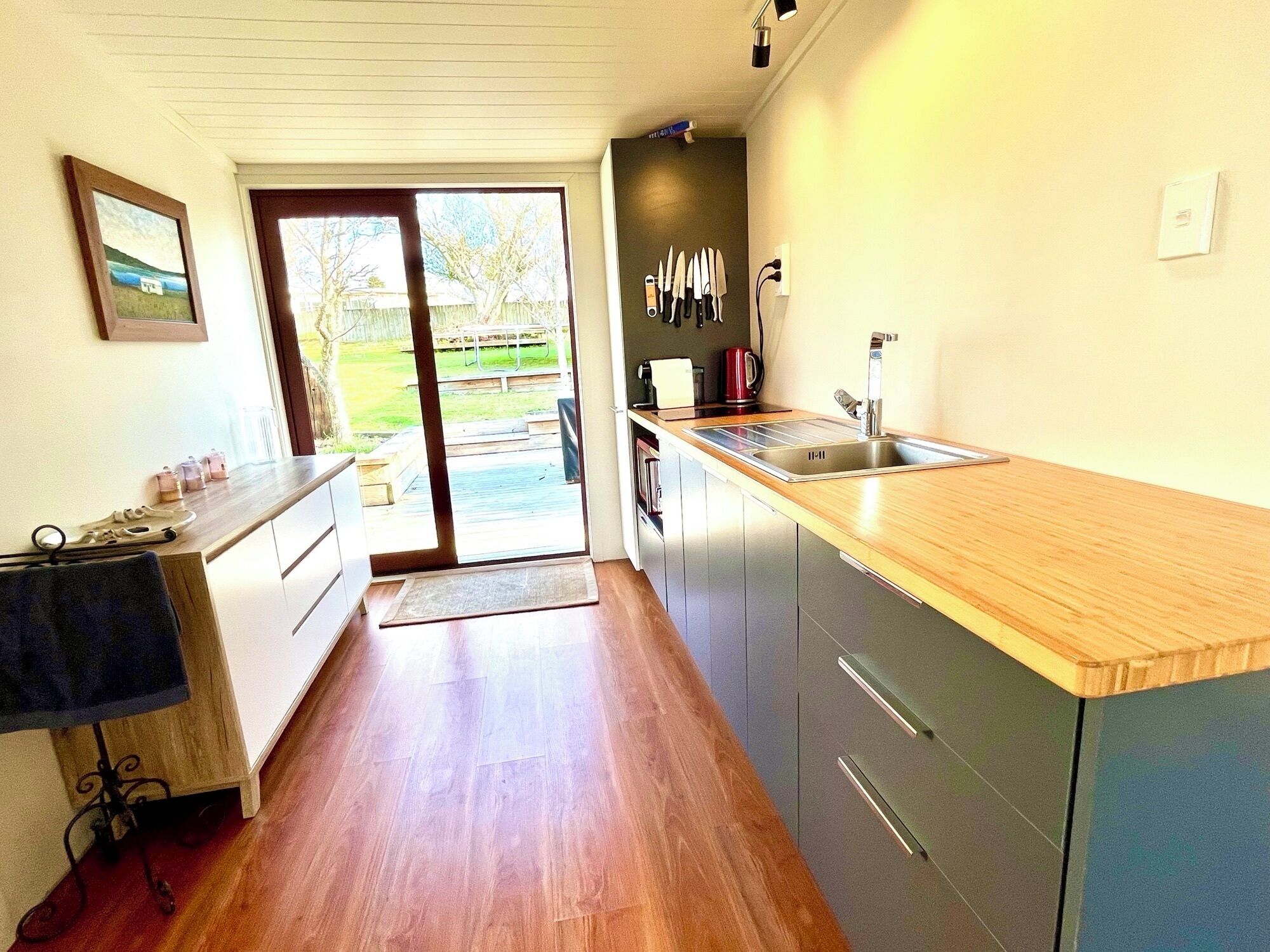 Jääkaappi, mikroaaltouuni, liesi, vedenkeitin