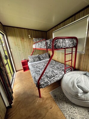 3 slaapkamers, een strijkplank/strijkijzer, wifi, beddengoed