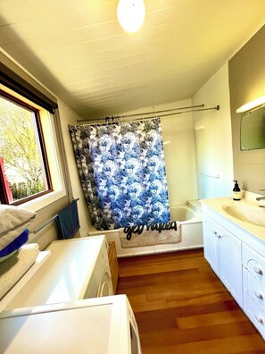 Een douche, milieuvriendelijk toiletgerief, een haardroger, handdoeken
