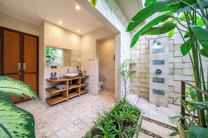 Sèche-cheveux, bidet, serviettes fournies, shampoing