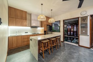 Réfrigérateur, micro-ondes, plaque de cuisson, bouilloire électrique