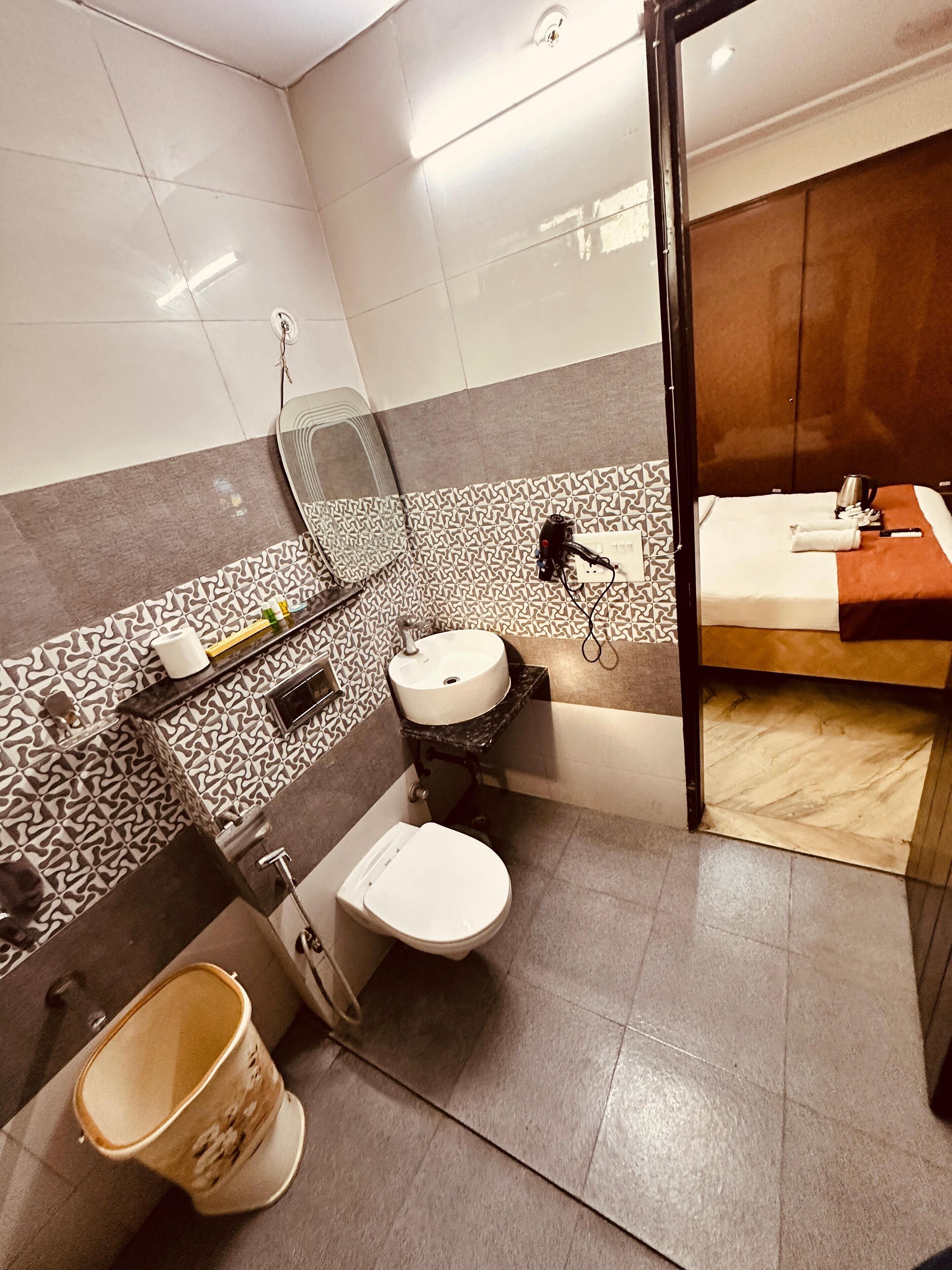 Douche, articles de toilette gratuits, sèche-cheveux