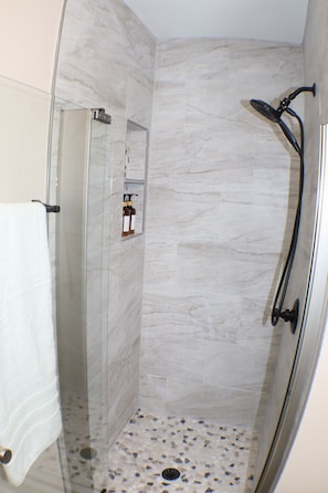 Regadera, toallas, jabón, papel de baño 
