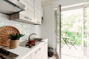 Frigorífico, horno, placa de cocina y cafetera o tetera