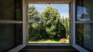 A window with a view of a garden and trees. - Villa Solzago - MyHomeinComo (Tavernerio)