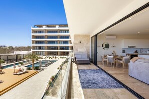 Outdoor dining - Oceanview Oasis: Modern Condo w Pool & Gym In Cabo (Cabo San Lucas)