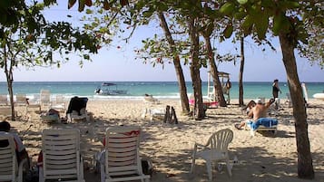 Plage à proximité, chaises longues