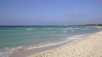 Plage à proximité, chaises longues