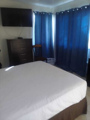 1 slaapkamer, een kluis op de kamer, een bureau
