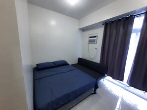 1 bedroom, iron/ironing board, WiFi, bed sheets - Studio-type condo in the heart of Banilad Cebu City w/ AC, WiFi and Pool Access (Cebu City)