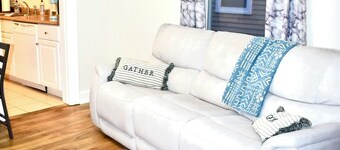 Griffin Getaway 2 bedroom cozy home with WiFi in charming Portsmouth