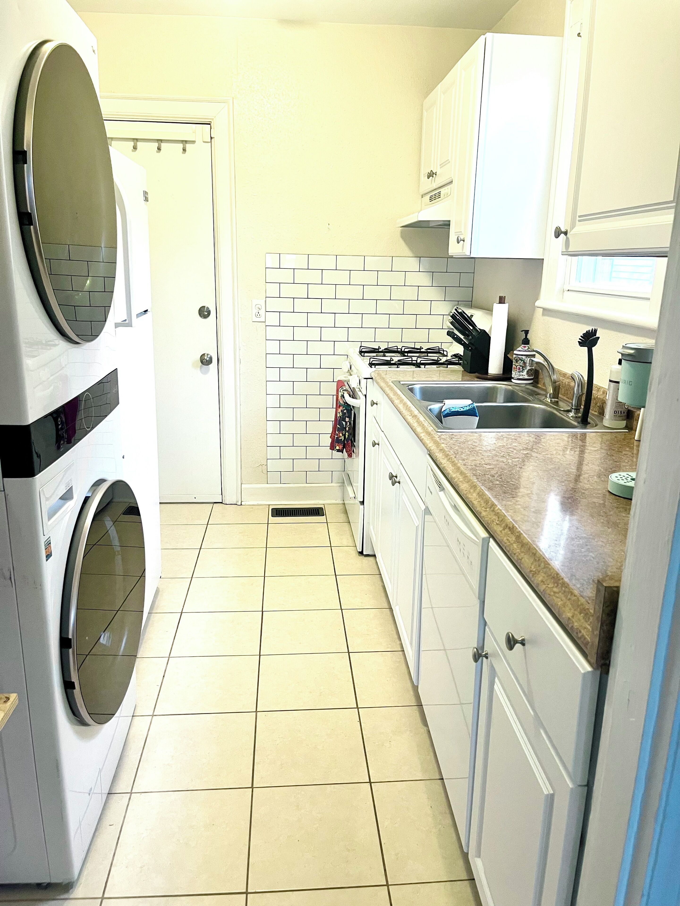 Een microgolfoven, een oven, een kookplaat, een vaatwasser