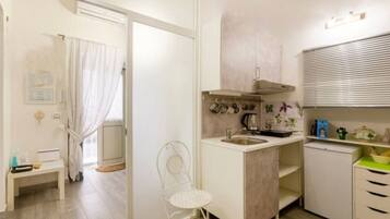 Fridge, stovetop, coffee/tea maker, electric kettle