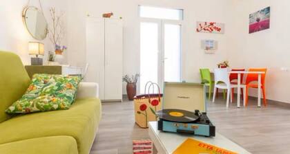 Iris Apartment is a cosy and modern retreat, perfectly designed for those seeking comfortable and functional accommodation in the heart of the city. Its central location, a short distance from the train station and only a fifteen-minute walk from La Conc