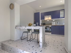 Refrigerador, horno, lavavajillas, utensilios de cocina