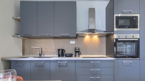 Fridge, oven, dishwasher, cookware/dishes/utensils
