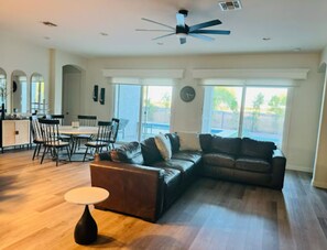 Living area - Spacious 6-bedroom house with a pool, AC, WiFi in beautiful Queen Creek! (Queen Creek)