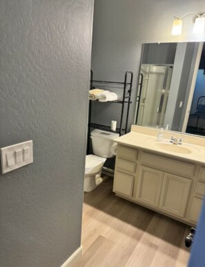 Douche, sèche-cheveux, serviettes fournies, savon