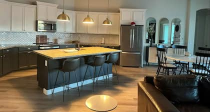Spacious 6-bedroom house with a pool, AC, WiFi in beautiful Queen Creek!