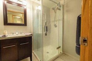 Dusche, Haartrockner, Handtücher, Seife