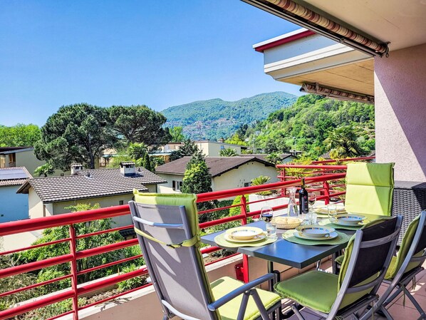Outdoor dining - Nice apartment for 4 people with WIFI, pool, TV and balcony (Magliasina)